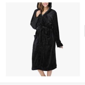 NWOT Shein women’s hooded plush robe nightgown sleepwear, size XL.
